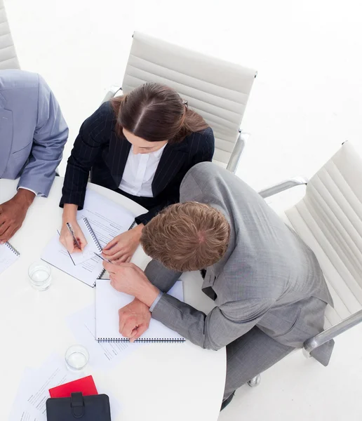 Alto ángulo de un grupo de diversos negocios sentados alrededor de una comunicación — Stok fotoğraf