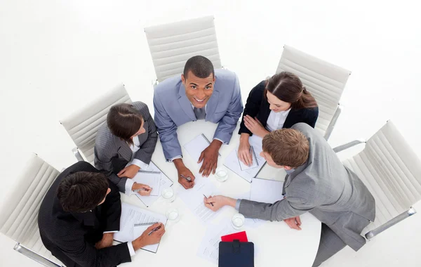 Alto ángulo de un grupo empresarial sentado alrededor de una conferencia —  Fotos de Stock