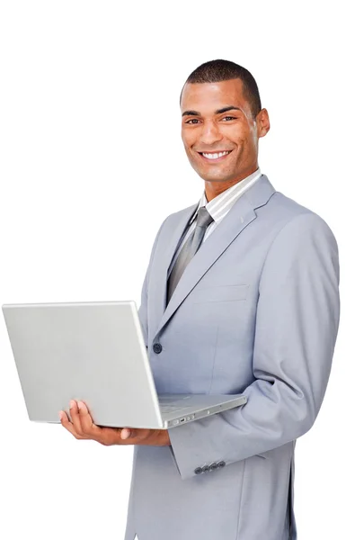 Sonriente hombre de negocios seguro usando una computadora portátil —  Fotos de Stock