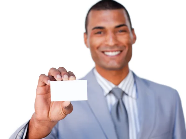 白いカードを保持している魅力的なビジネスマンの笑みを浮かべてください。 — ストック写真