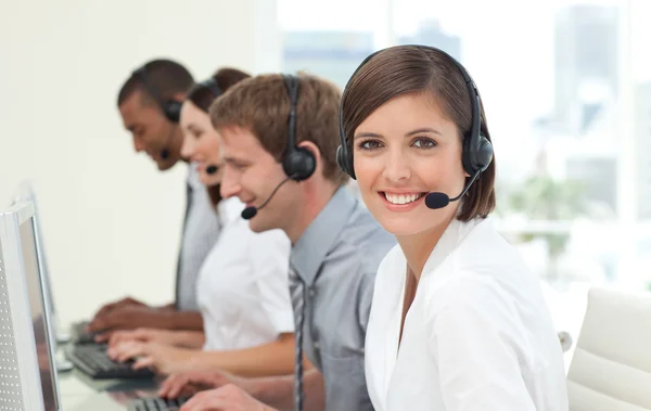 Agentes de atendimento ao cliente em um call center — Fotografia de Stock