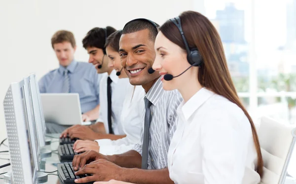 Internationale zakelijke werken in een callcenter — Stockfoto