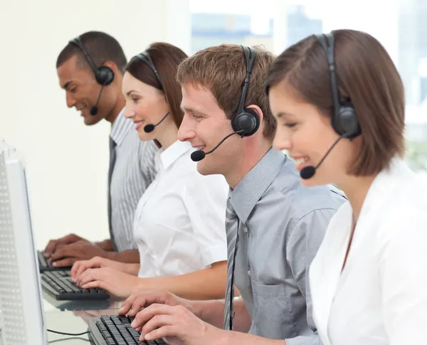 Agentes de atención al cliente concentrados que trabajan en un centro de llamadas — Foto de Stock