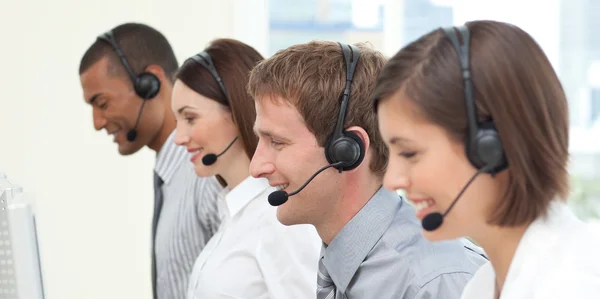Ernstige medewerkers in een callcenter — Stockfoto