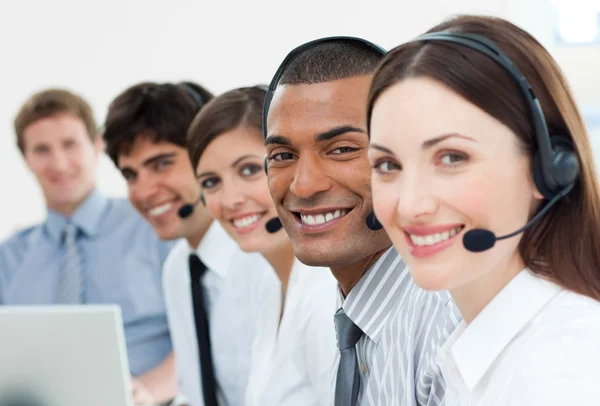 Internationale Kundendienstmitarbeiter mit Headset an — Stockfoto