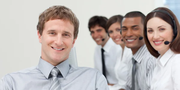 Manager en zijn team glimlachen naar de camera — Stockfoto