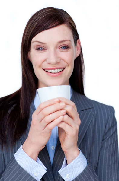 Усміхнена бізнес-леді п'є чай — стокове фото