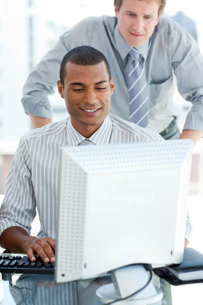 Empresario afroamericano trabajando en una computadora —  Fotos de Stock