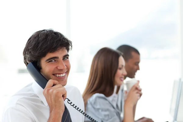 Lachende zakenman praten over telefoon — Stockfoto