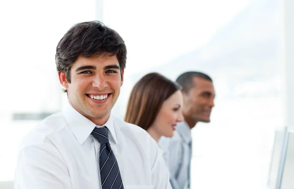 Młody biznesmen uśmiechający się — Zdjęcie stockowe