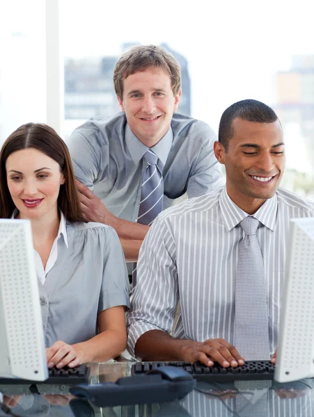 Grupo empresarial joven que trabaja en un ordenador — Foto de Stock
