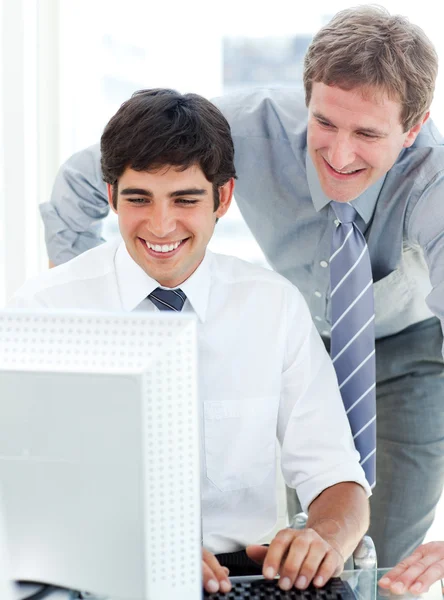 Dos hombres de negocios serios trabajando en una computadora — Foto de Stock