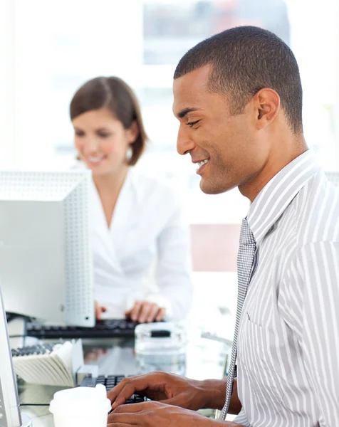 Dos colegas positivos trabajando en su ordenador — Foto de Stock