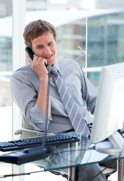 Młody biznesmen rozmawiający przez telefon — Zdjęcie stockowe