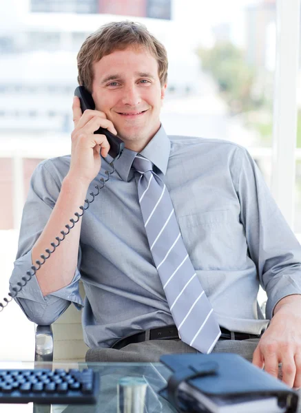 Веселый бизнесмен разговаривает по телефону — стоковое фото