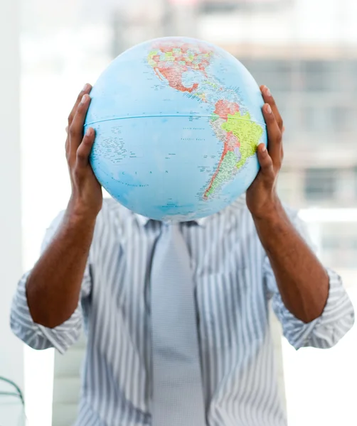 Empresario afroamericano sosteniendo un globo terrestre — Foto de Stock