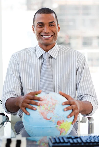 Homme d'affaires enthousiaste montrant un globe terrestre — Photo