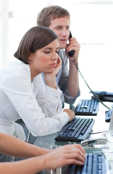Attraktive Geschäftsfrau langweilt sich bei der Arbeit — Stockfoto