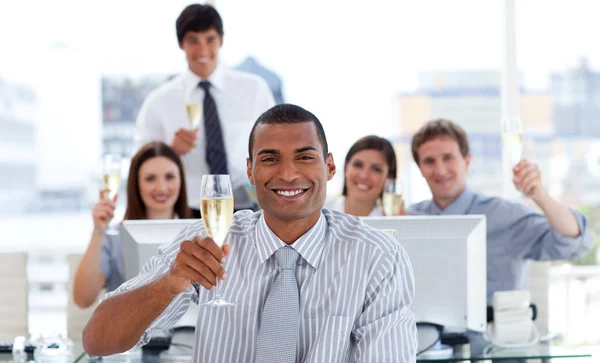 Equipo de negocios exitoso bebiendo champán — Foto de Stock