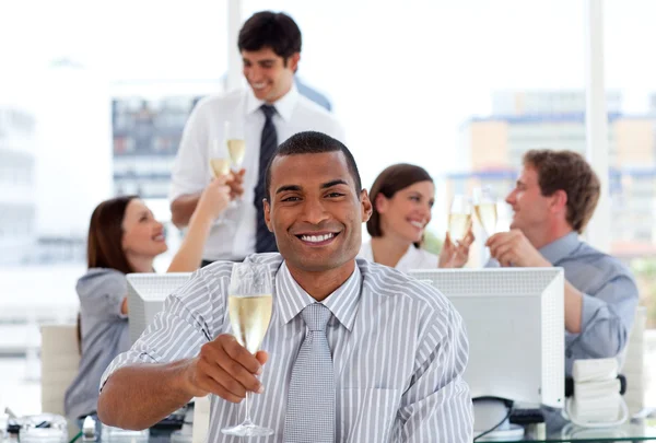 Afortunado equipo de negocios bebiendo champán — Foto de Stock
