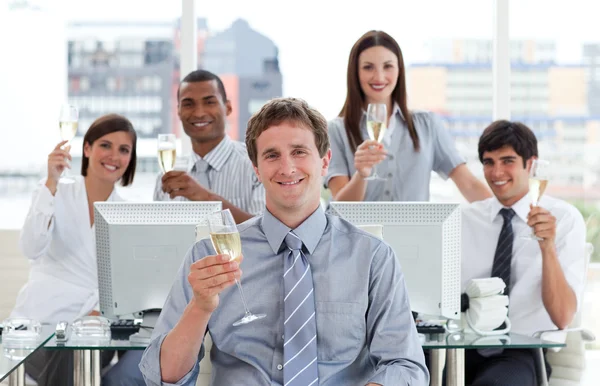 Lucky obchodní tým pití šampaňského — Stock fotografie