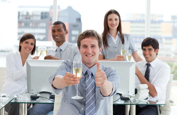 Equipe de negócios competitiva bebendo champanhe — Fotografia de Stock