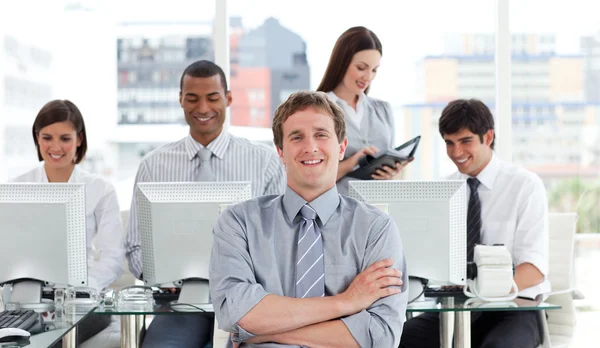Porträtt av ett framgångsrikt företag team på arbetsplatsen — Stockfoto