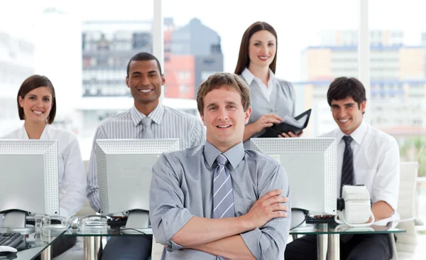 Portret van een positieve business team op het werk — Stockfoto
