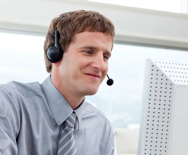 Nahaufnahme eines Geschäftsmannes, der in einem Callcenter arbeitet — Stockfoto