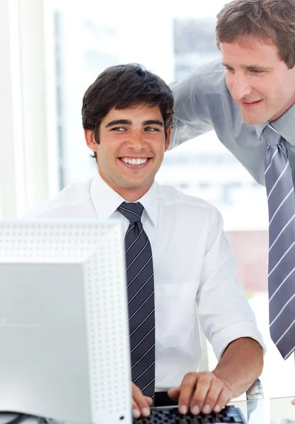Charmante zakenman werkt op een computer met zijn manager — Stockfoto