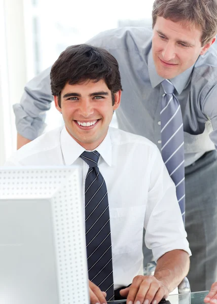 Knappe zakenman werkt op een computer met zijn manager — Stockfoto