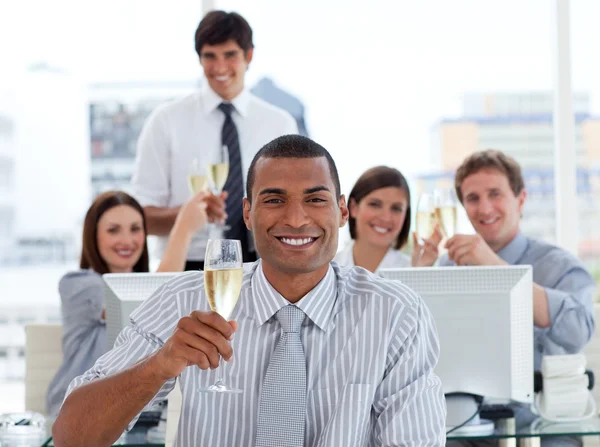 Equipe de negócios sortuda bebendo champanhe — Fotografia de Stock