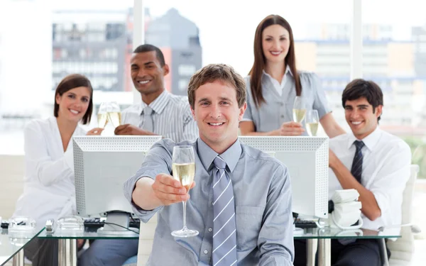 Equipe de negócios feliz bebendo champanhe — Fotografia de Stock