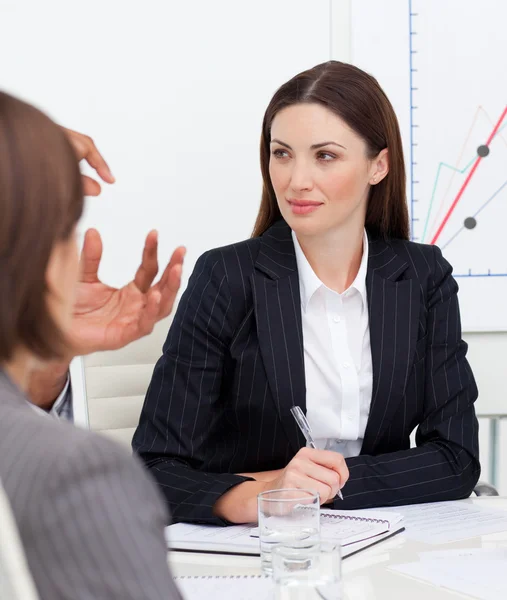 Retrato de mulher de negócios atraente conversando com sua equipe — Fotografia de Stock