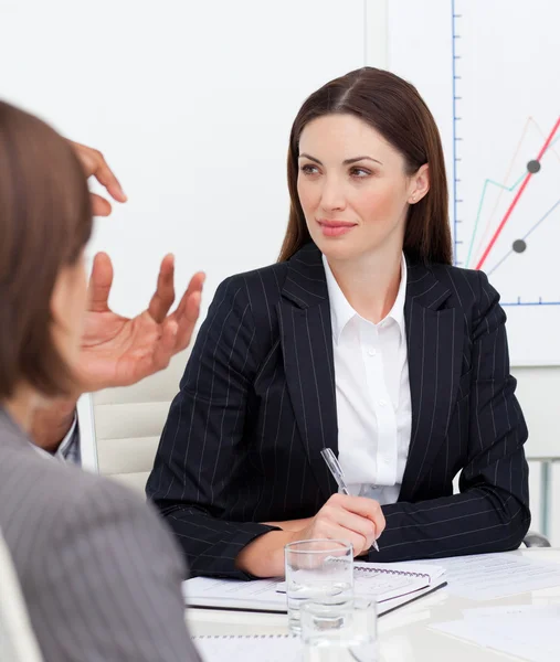 Retrato de una atractiva mujer de negocios hablando con su equipo — Foto de Stock