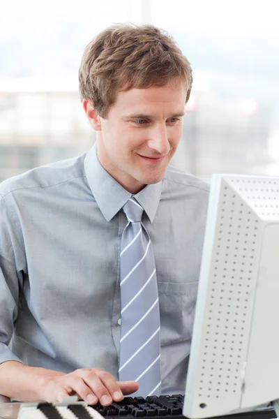 Концентрированный бизнесмен, работающий за компьютером — стоковое фото
