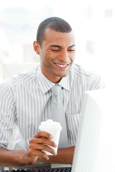 Un hombre de negocios sonriente sosteniendo una copa —  Fotos de Stock