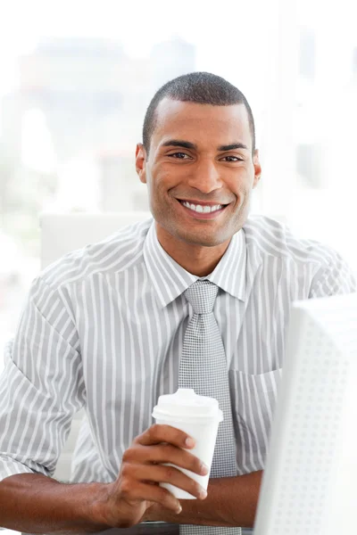 Uomo d'affari afro-americano che beve un caffè — Foto Stock