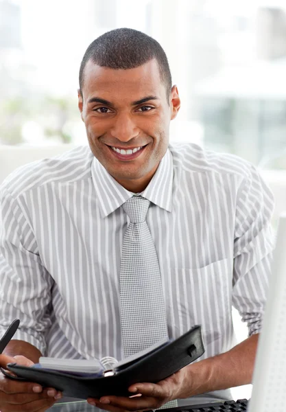 Uśmiechający się biznesmen doradztwo porządku jego obrad — Zdjęcie stockowe