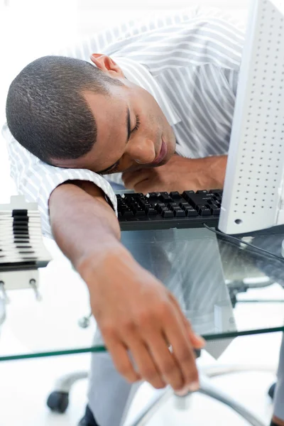 Yorgun işadamı masasının üzerinde uyuyor — Stok fotoğraf