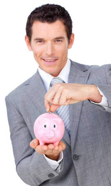 Selbstbewusster Geschäftsmann spart Geld im Sparschwein — Stockfoto