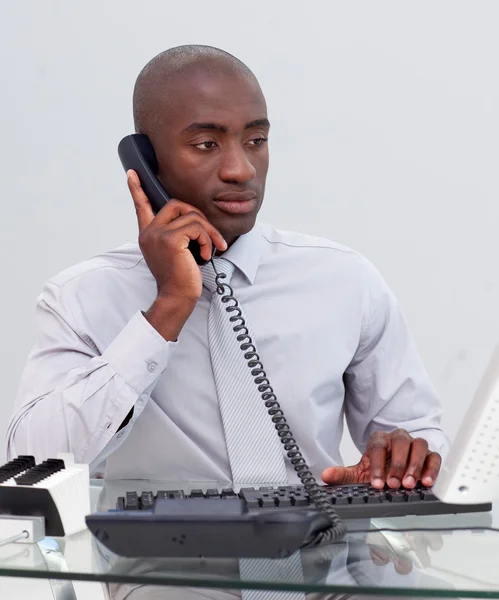 Afro-American affärsman på telefon på kontoret — Stockfoto