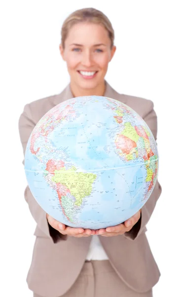 Säker affärskvinna innehar en terrestrial globe — Stockfoto