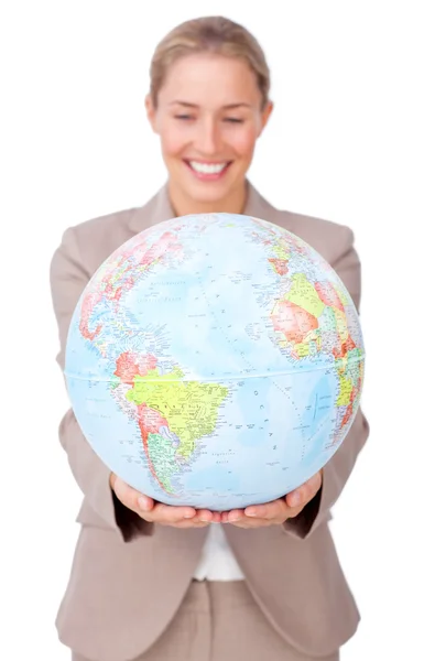 Charismatische Geschäftsfrau lächelt über weltweite Expansion — Stockfoto
