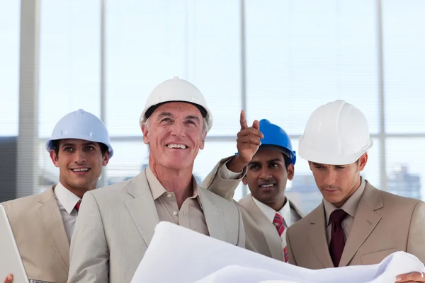 A group of architects discussing a construction plan — Stock Photo, Image
