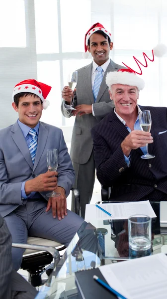 Fiduciosi uomini d'affari che indossano novità cappello di Natale Foto Stock Royalty Free