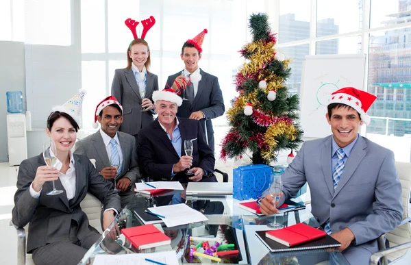 Retrato de un feliz equipo de negocios brindando con champán en una C Imagen De Stock