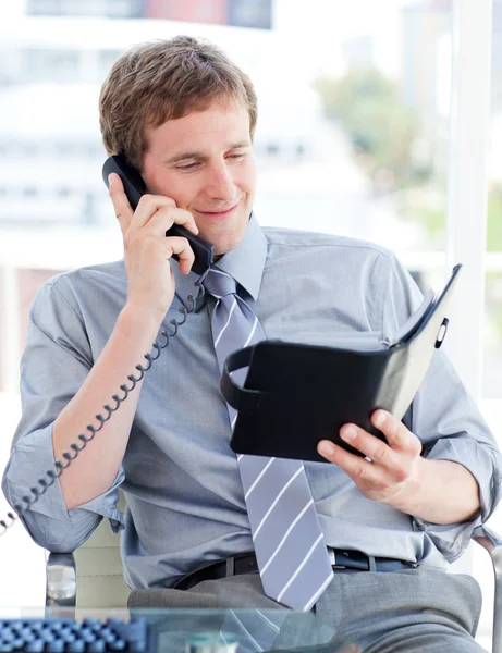 Hombre de negocios serio planeando una cita por teléfono — Foto de Stock