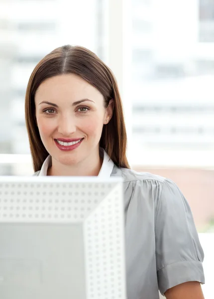 微笑工作的计算机的女商人 — 图库照片