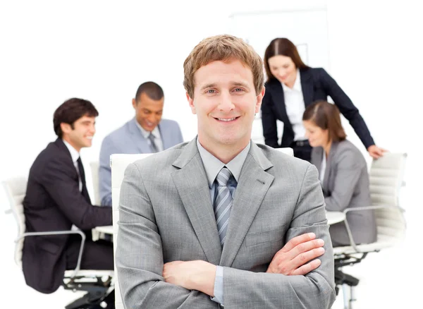 Assertivo executivo masculino com braços dobrados sentado na frente de oi — Fotografia de Stock